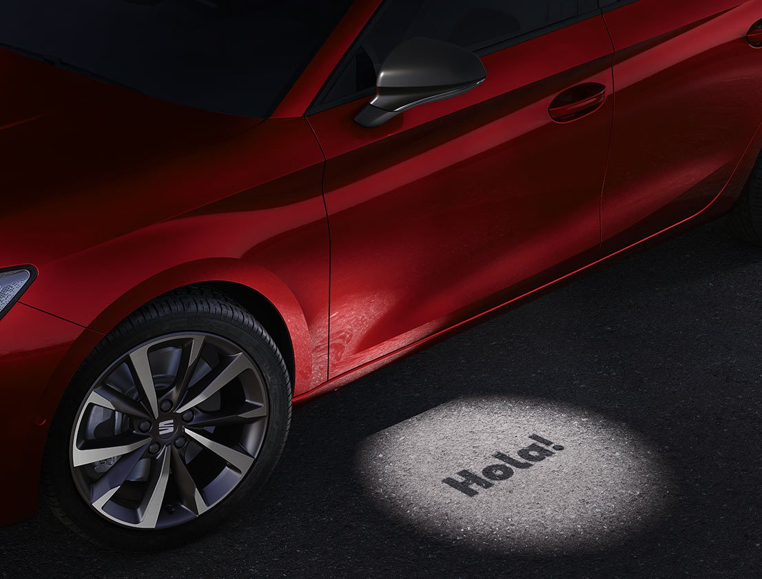 seat leon in desire red con luce di benvenuto