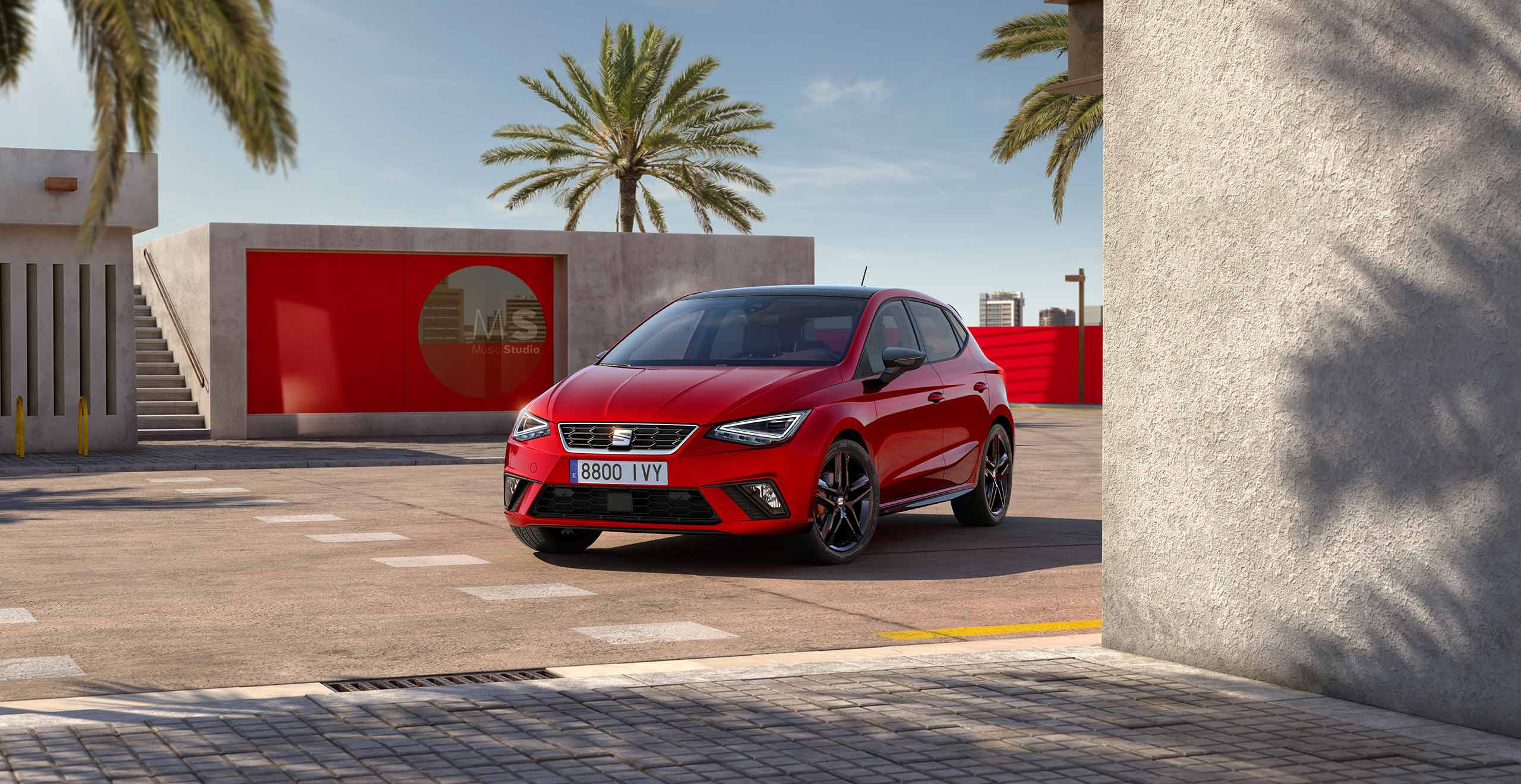 SEAT Ibiza couleur Desire Red avec un porte-vélo 