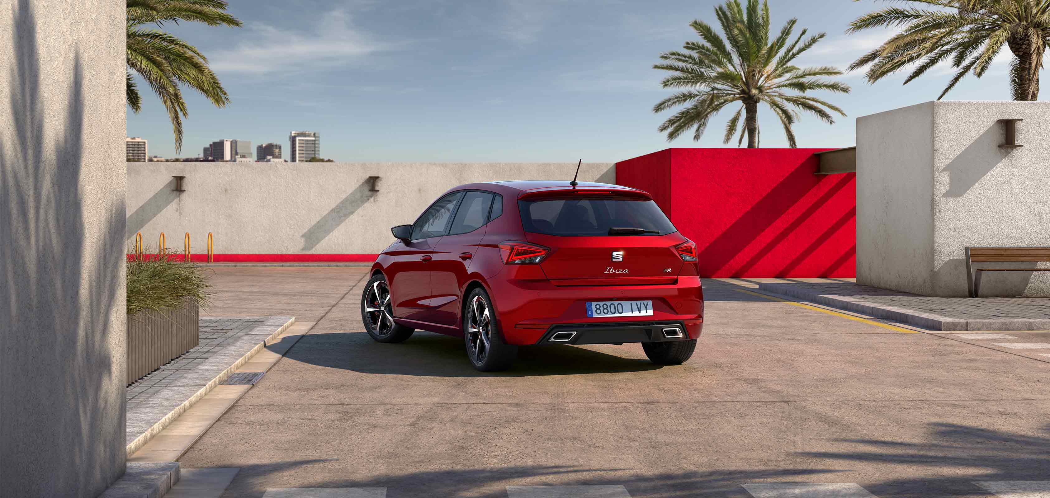 Vista posteriore di una SEAT Ibiza in Desire Red