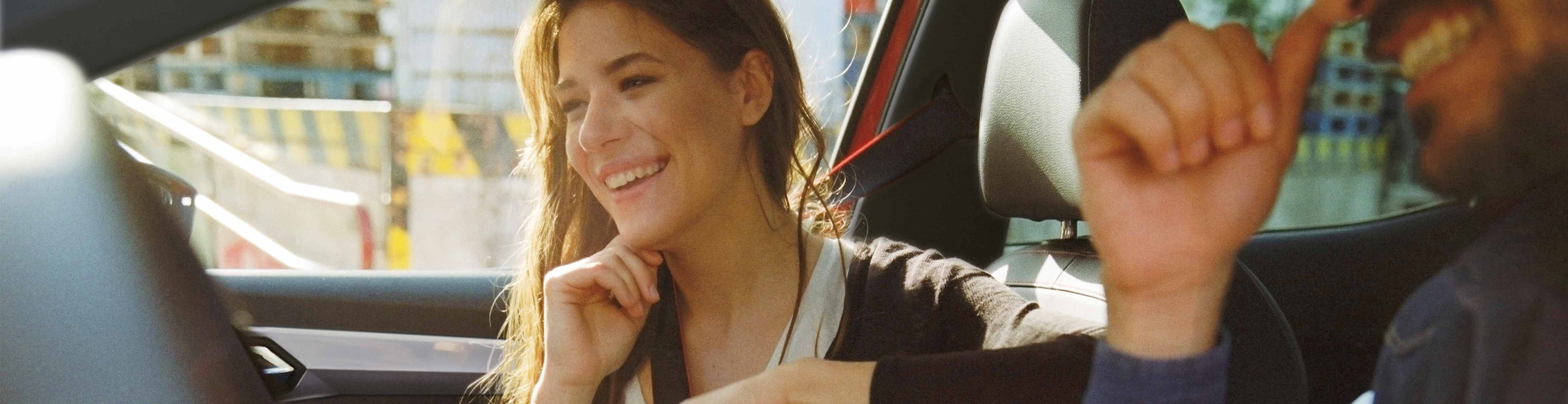 Lachendes Paar in einem SEAT Auto