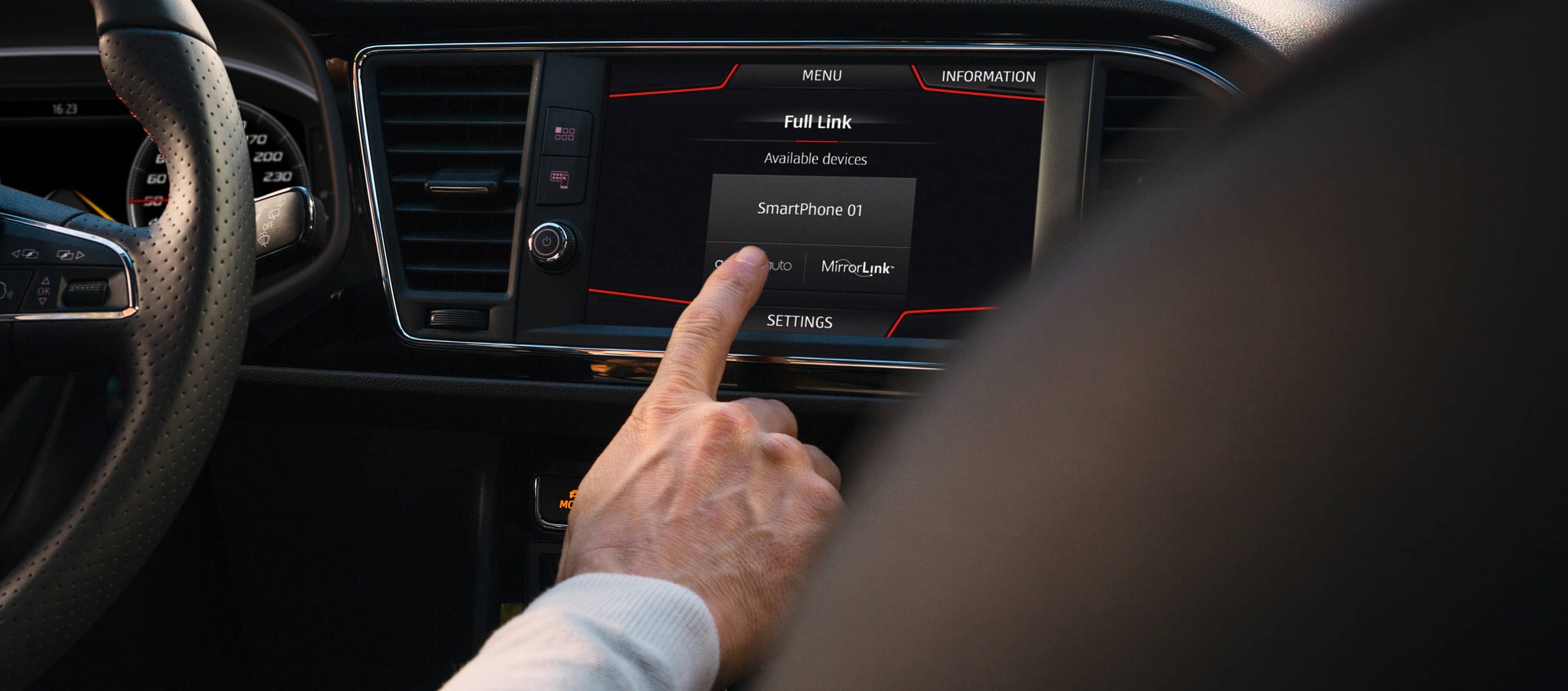 MirrorLink, voiture connectée et smartphone. Apps sur le tableau de bord numérique