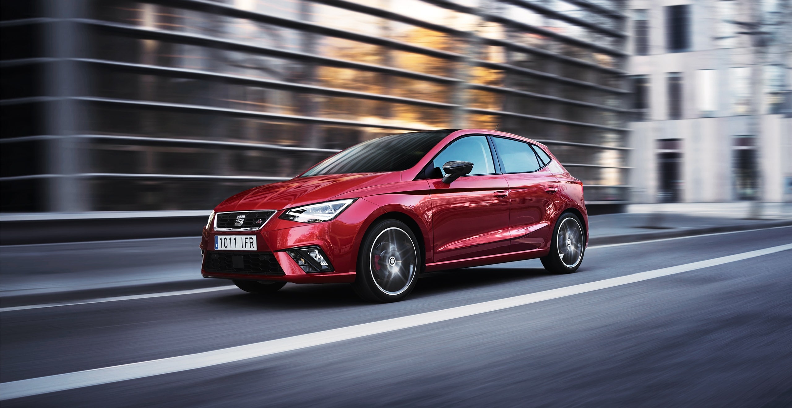 Vue de l’angle avant d'une SEAT Ibiza rouge GIT hybride avec CNG et essence