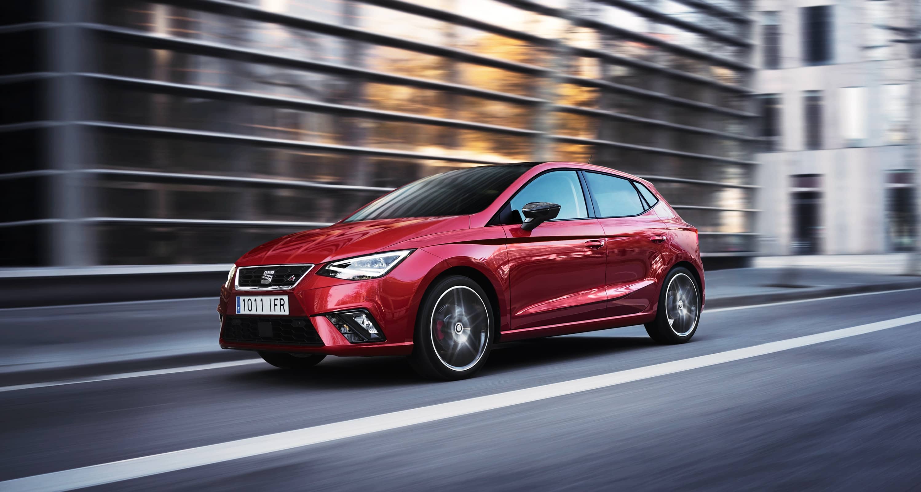 Vista anteriore laterale di una SEAT Ibiza TGI rossa con motore ibrido (benzina e gas naturale compresso)