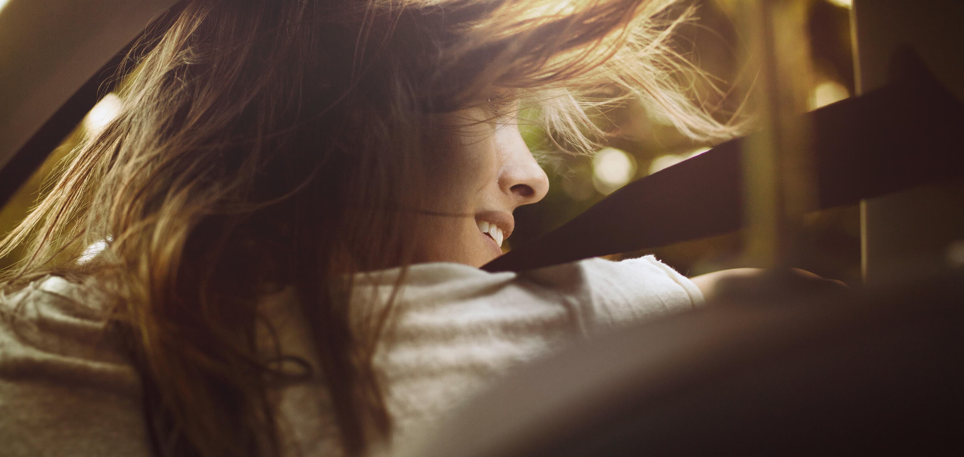 Vue arrière du visage d’une femme, les cheveux dans le vent – SEAT Easy Mobility