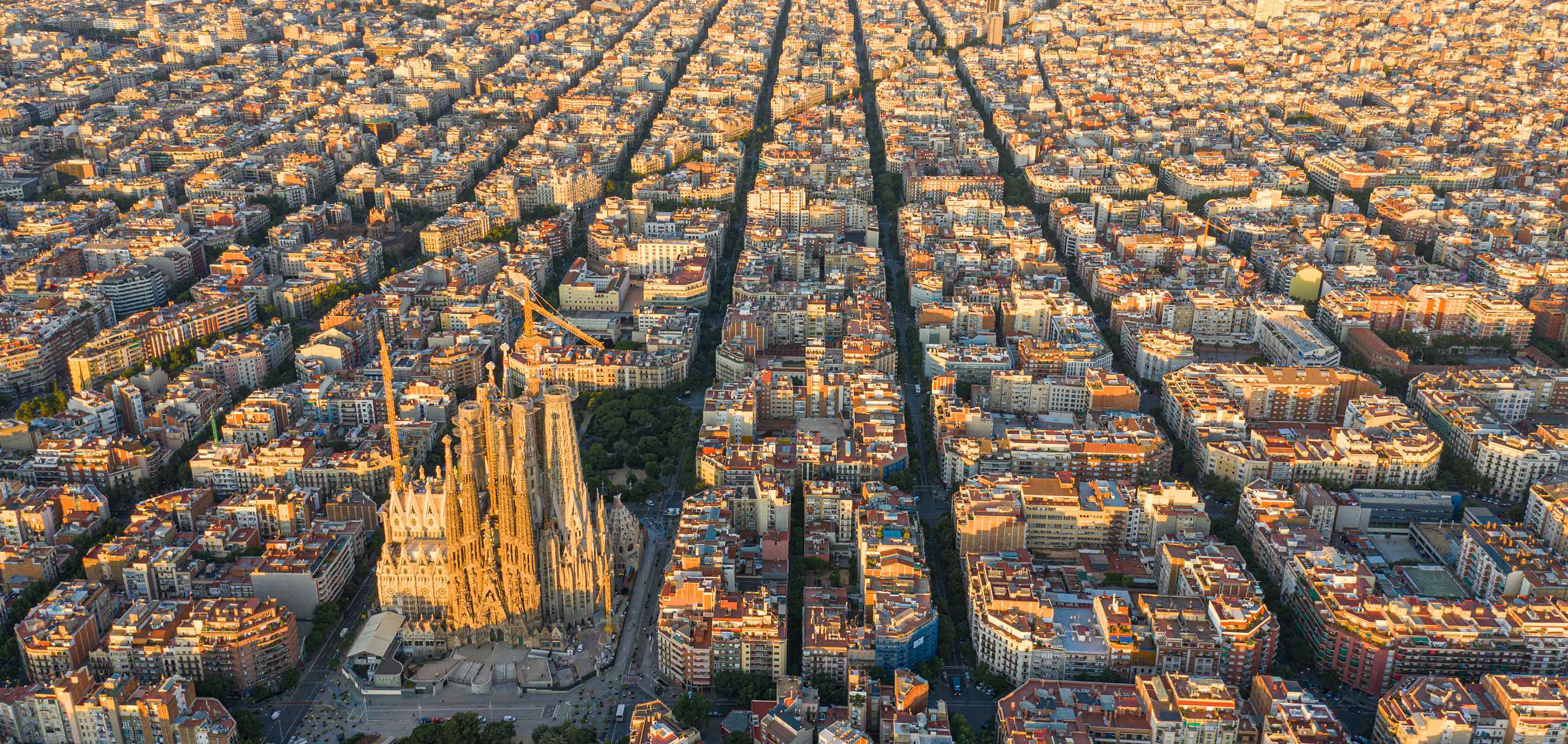 Veduta aerea di Barcellona con il distretto di Eixample e la cattedrale della Sagrada Familia al centro - SEAT, vivere con creatività