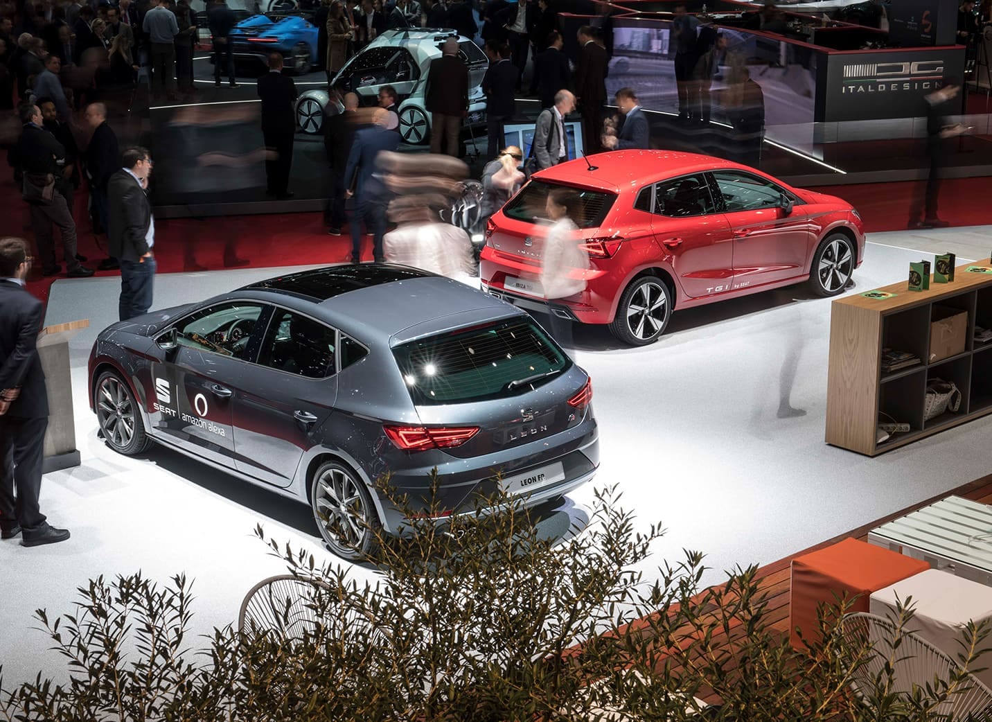 Image du stand SEAT avec deux voitures exposées au Salon automobile