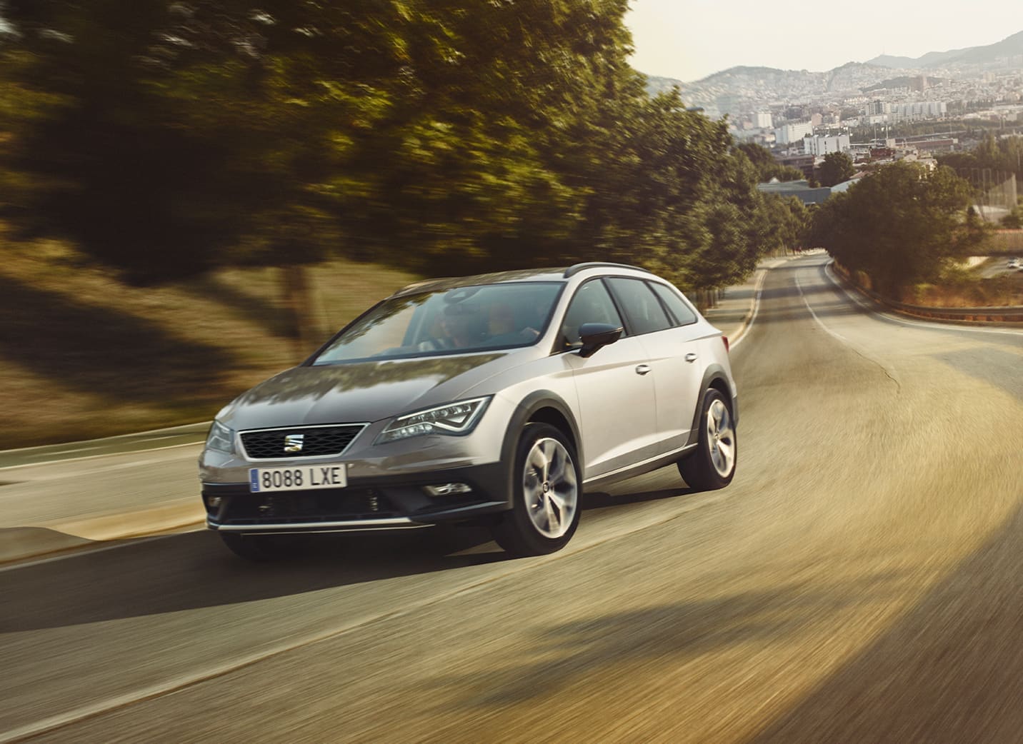 SEAT Leon Modell auf leerer Straße in einer Landschaft mit Feldern und Bäumen | SEAT