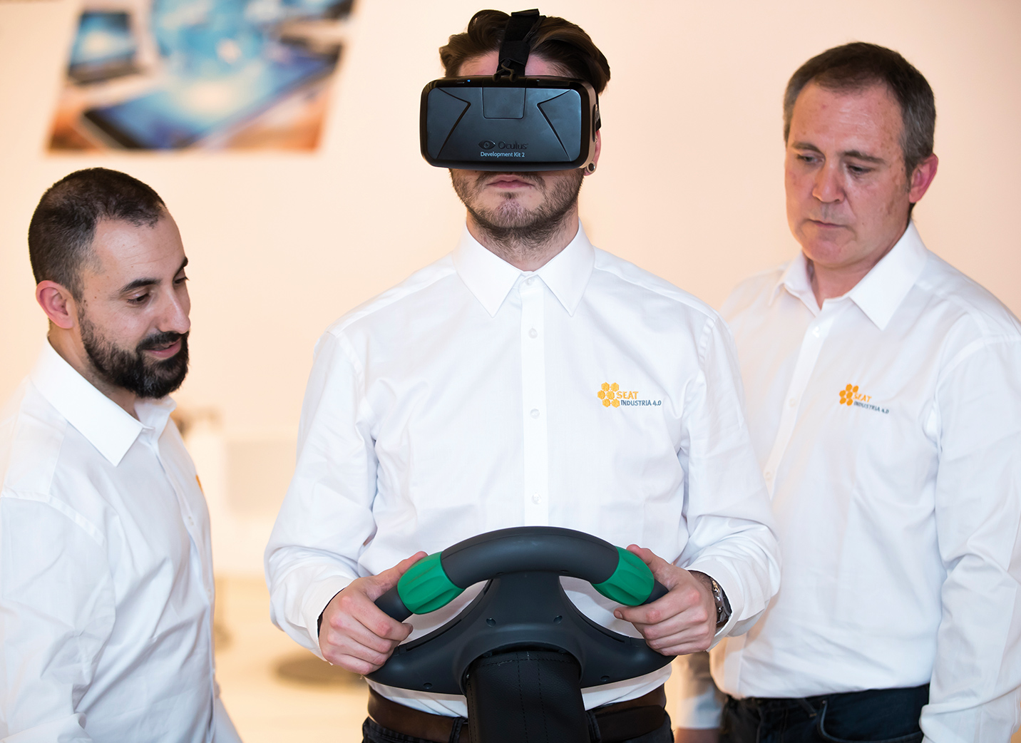 Tre dipendenti SEAT mentre frequentano un corso di formazione utilizzando un volante e un visore per la realtà virtuale