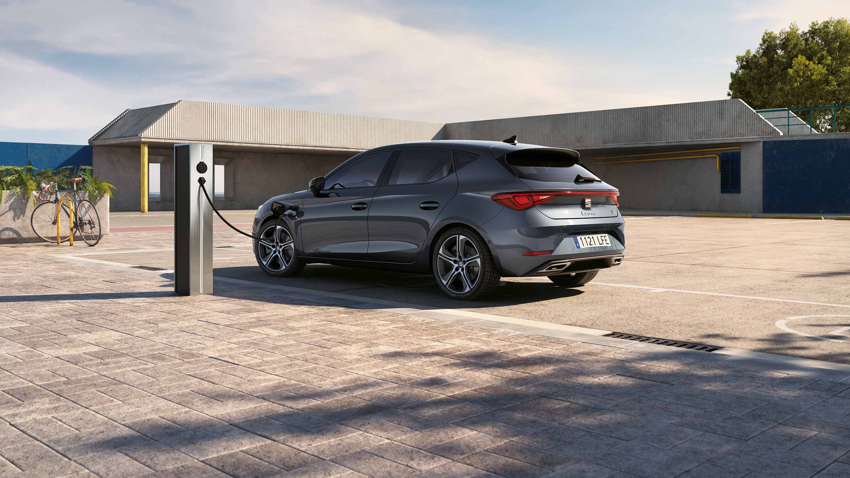 seat leon stecker in hybriden Elektrofahrzeugen, die an einer Ladestation geparkt sind, wobei die steuerlichen Vorteile und die Umweltvorteile von Hybridfahrzeugen hervorgehoben werden.
