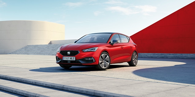 red seat leon parcheggiato in un contesto urbano moderno, mostrando il risparmio di carburante e le basse emissioni per gli automobilisti attenti all’ambiente. red seat leon parcheggiato in un contesto urbano moderno, mostrando il risparmio di carburante e le basse emissioni per gli automobilisti attenti all’ambiente.