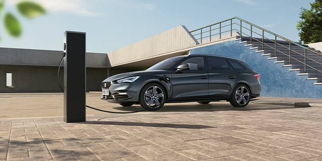 seat leon phev presso una stazione di ricarica pubblica, sottolineando l’ampliamento dell’accesso alle reti di ricarica per gli utenti di auto ibride.