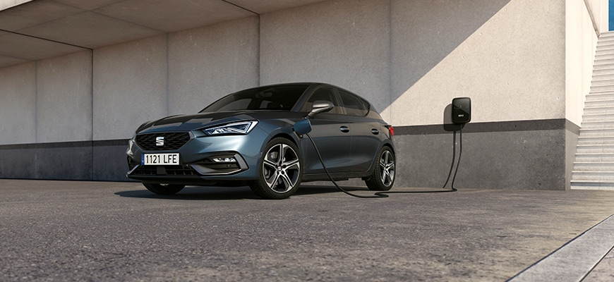 Seat leon in blu ricarica tramite caricabatteria da muro, scale, angolo basso