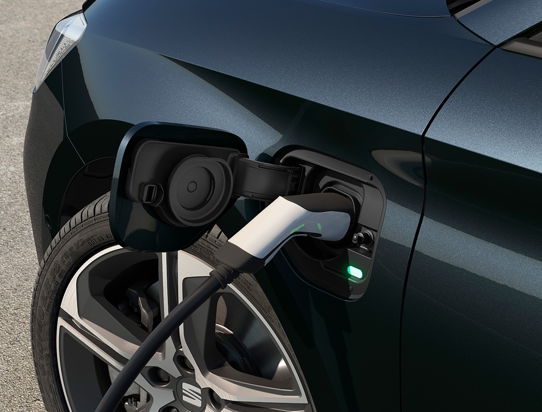 seat leon sportstourer e-hybrid in magnetic tech durante la ricarica