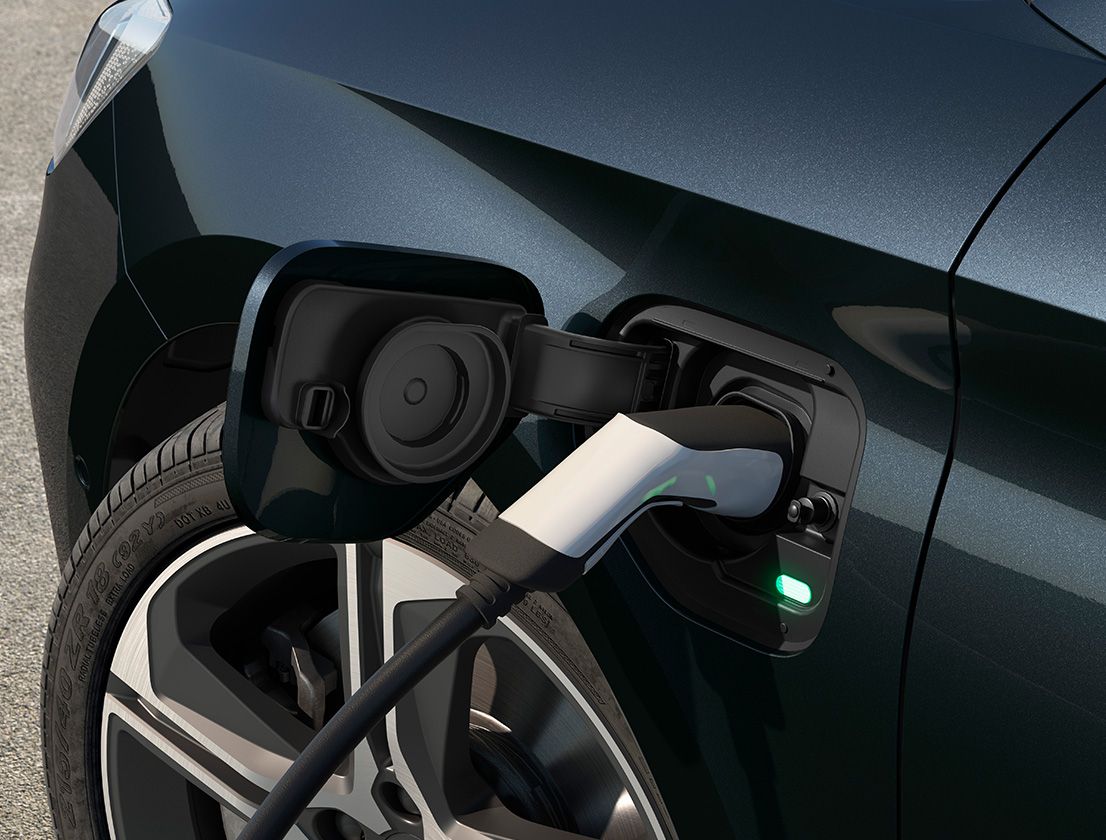 SEAT Leon E-Hybrid in Magnetic Tech beim Laden