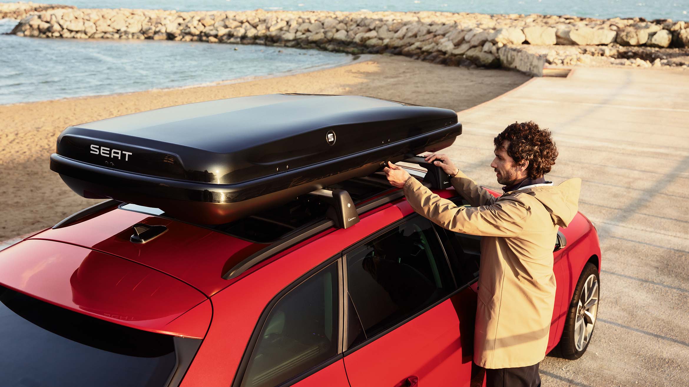 un uomo monta l’accessorio portapacchi per auto seat 