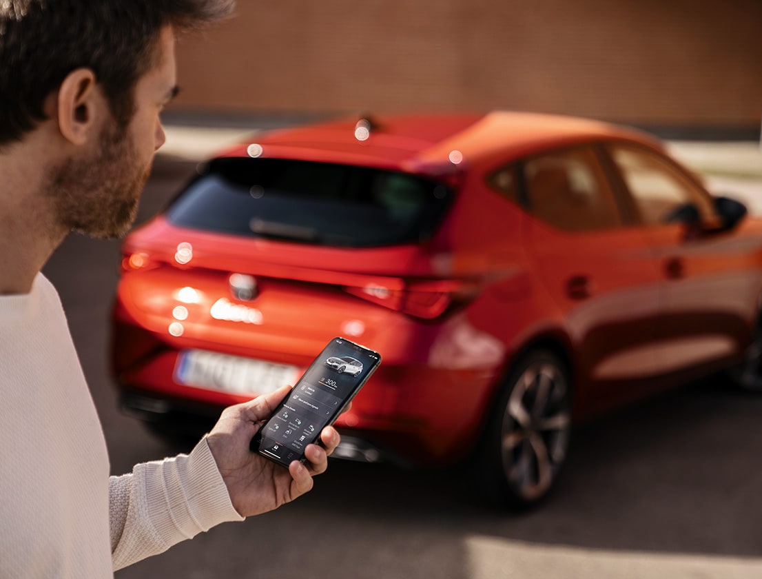 smartphone collegato al servizio remote access della seat leon sportstourer