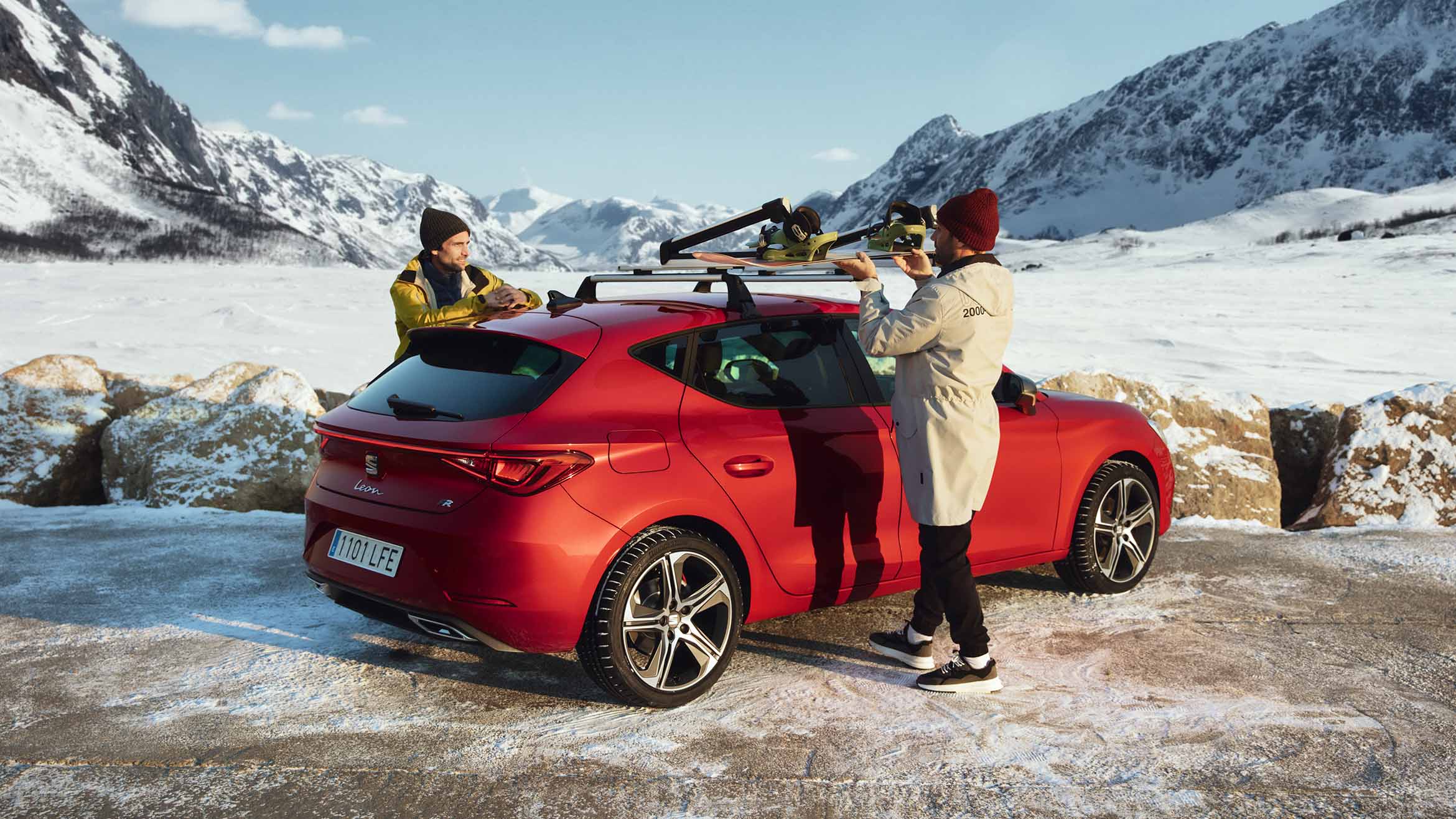 alcuni amici montano il portasci su una seat leon in desire red