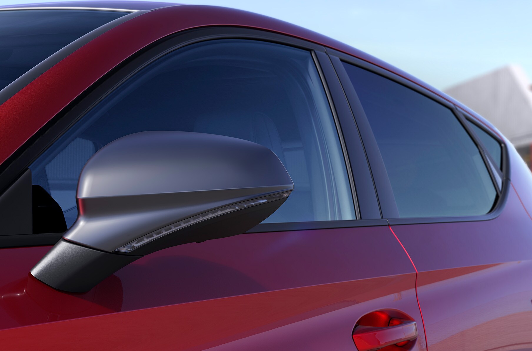seat leon in desire red con calotte degli specchietti retrovisori in cosmo grey