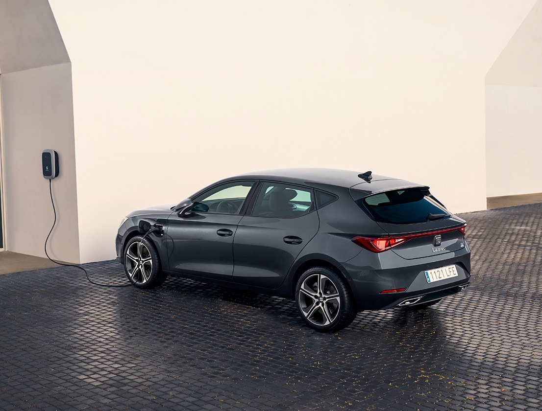 Überall hinkommen. Der SEAT Leon e-HYBRID fährt bis zu 133km** rein elektrisch, ganz ohne Emissionen. 