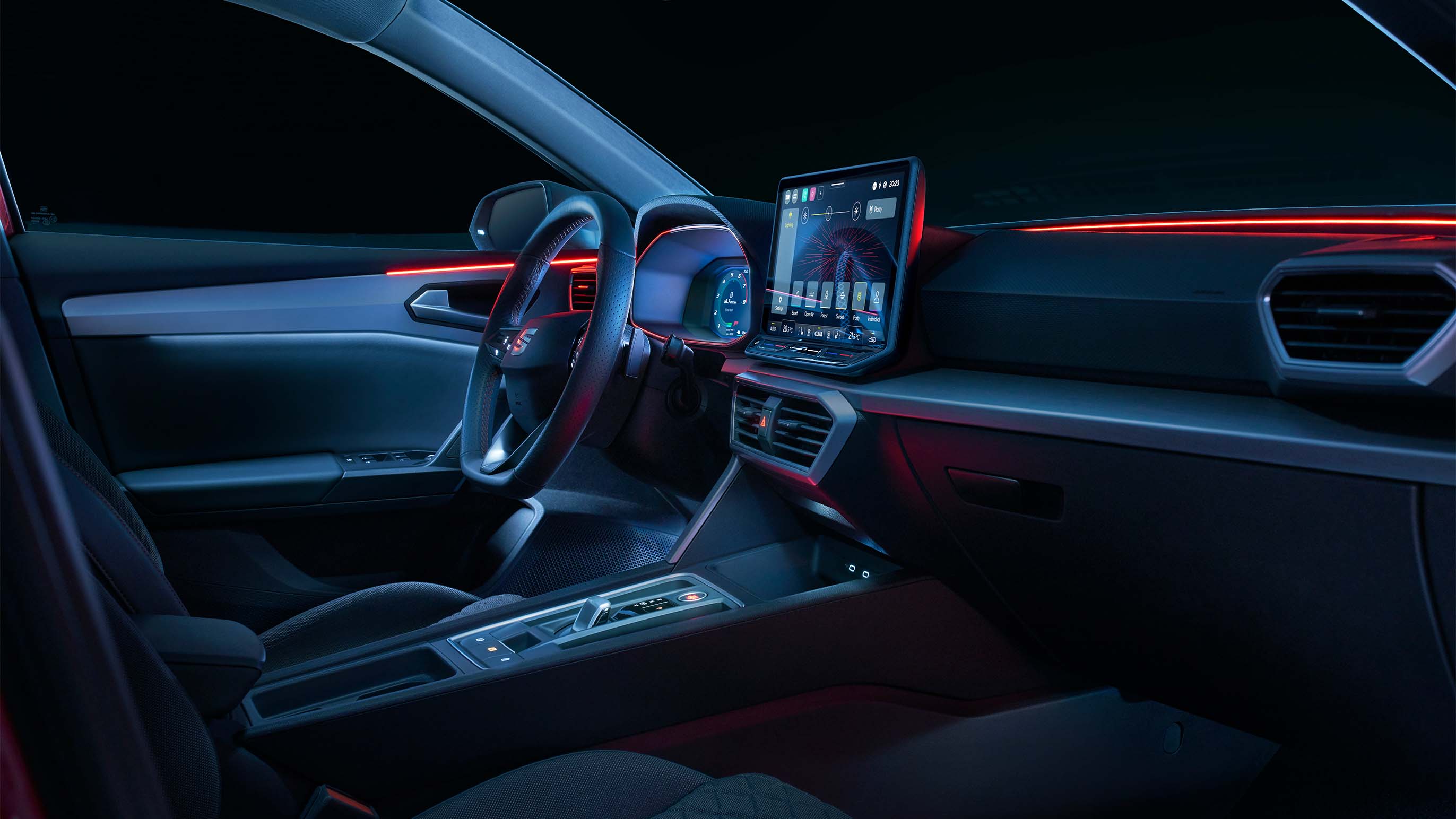 vista interna del cruscotto e dell’illuminazione ambiente della seat leon con allestimento xcellence