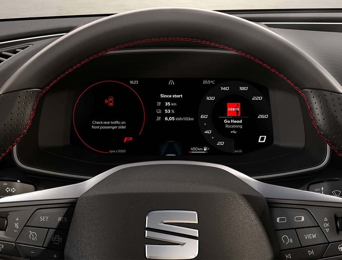 cockpit digitale della seat leon con exit assist