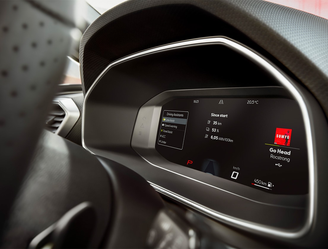 vista interna del cockpit digitale della seat leon 