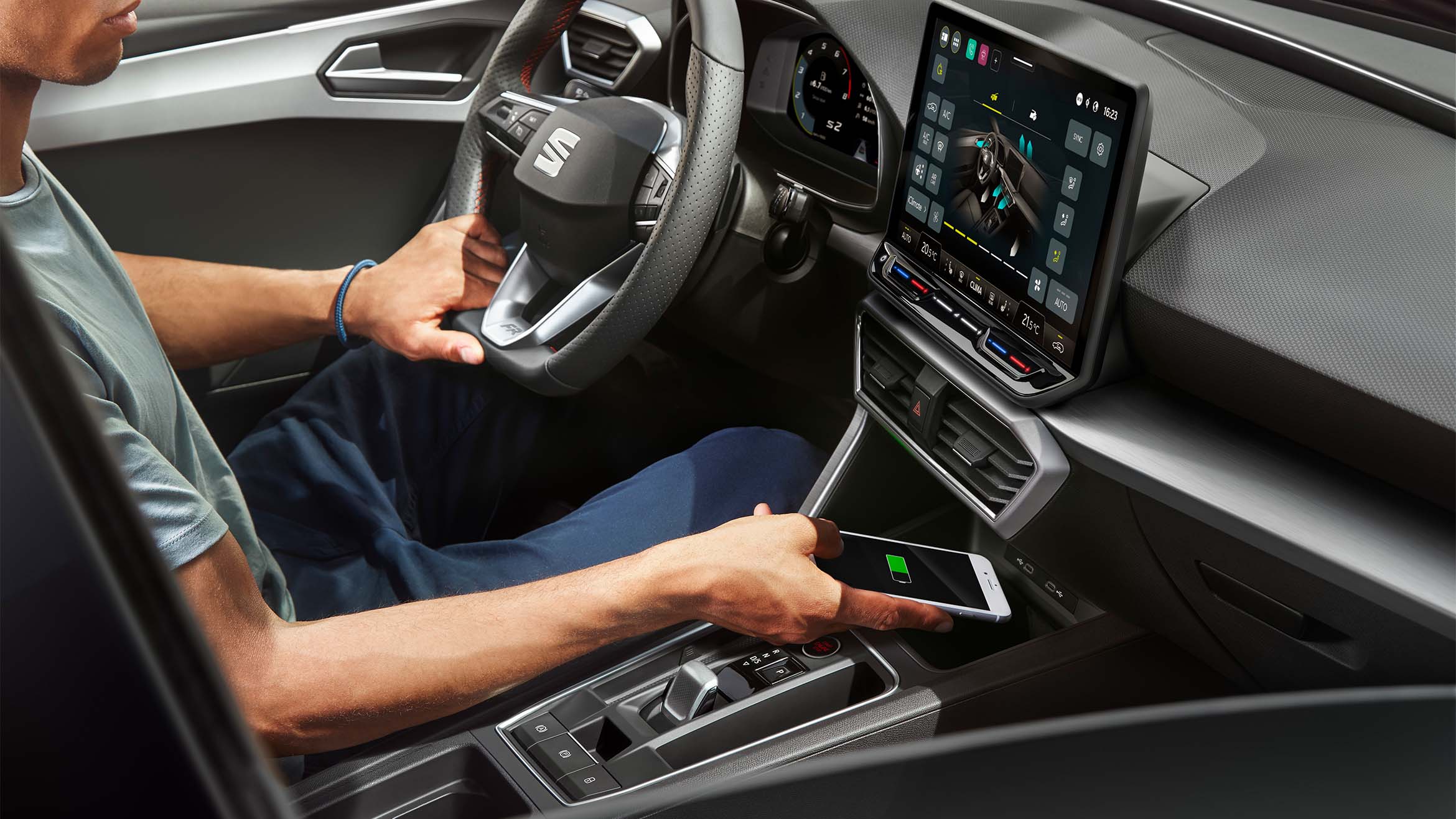 un uomo utilizza il caricatore wireless per smartphone di seat