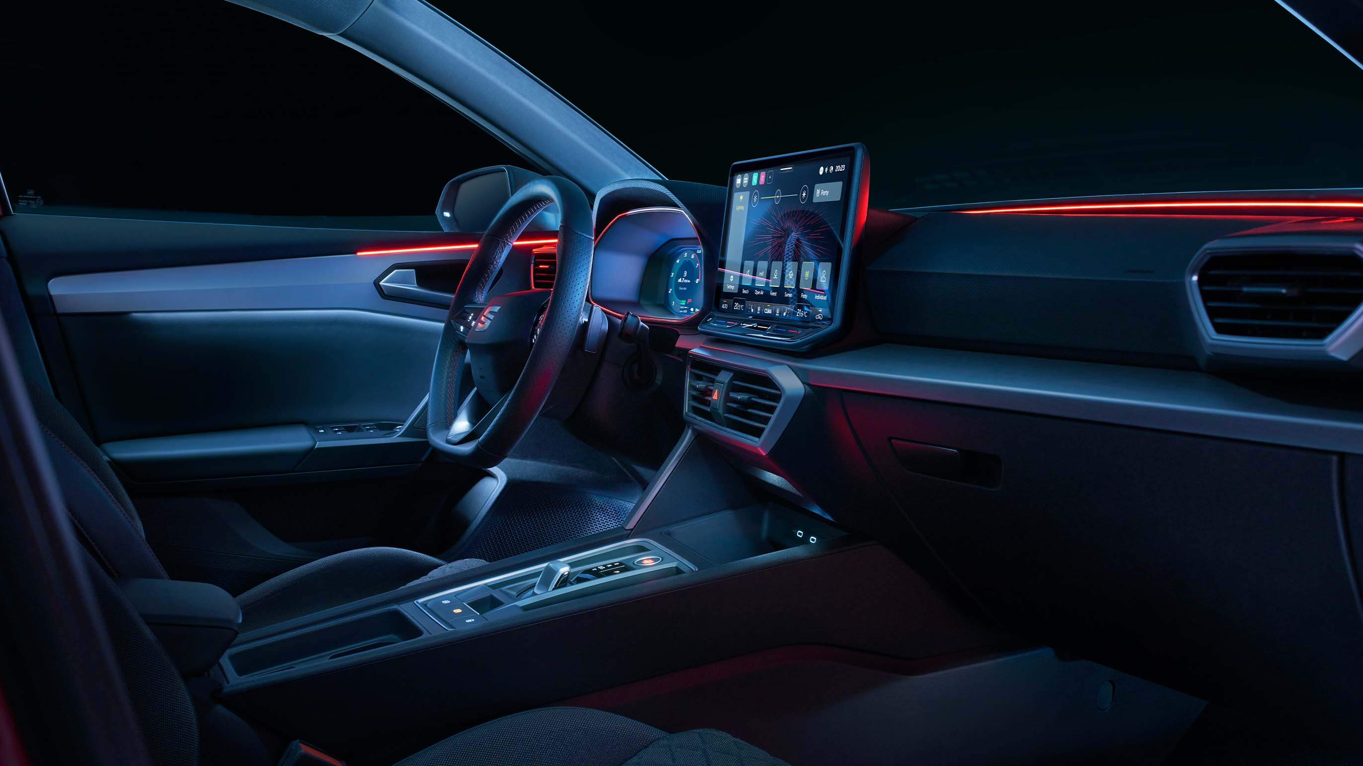 vista interna del cruscotto e dell’illuminazione ambiente della seat leon
