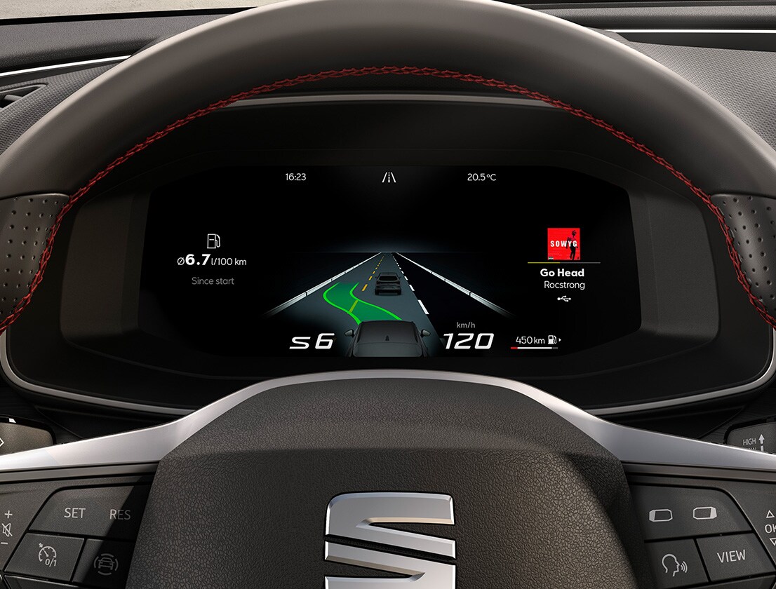 cockpit digitale della seat leon con adaptive cruise control  