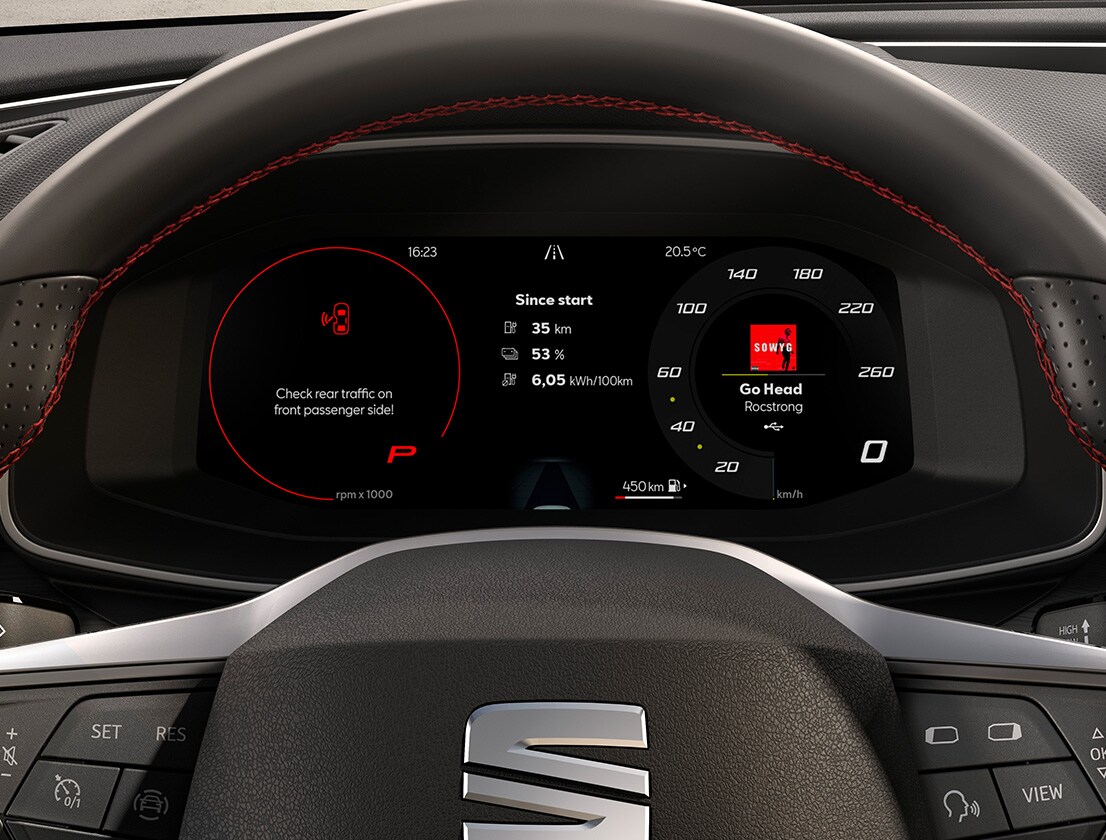 cockpit digitale della seat leon con exit assist