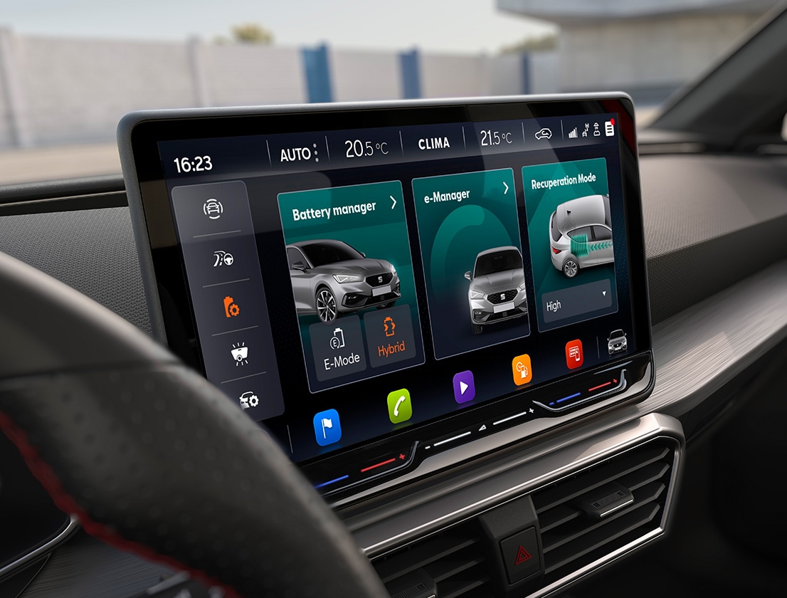 vista interna dello schermo del sistema di infotainment online della seat leon 