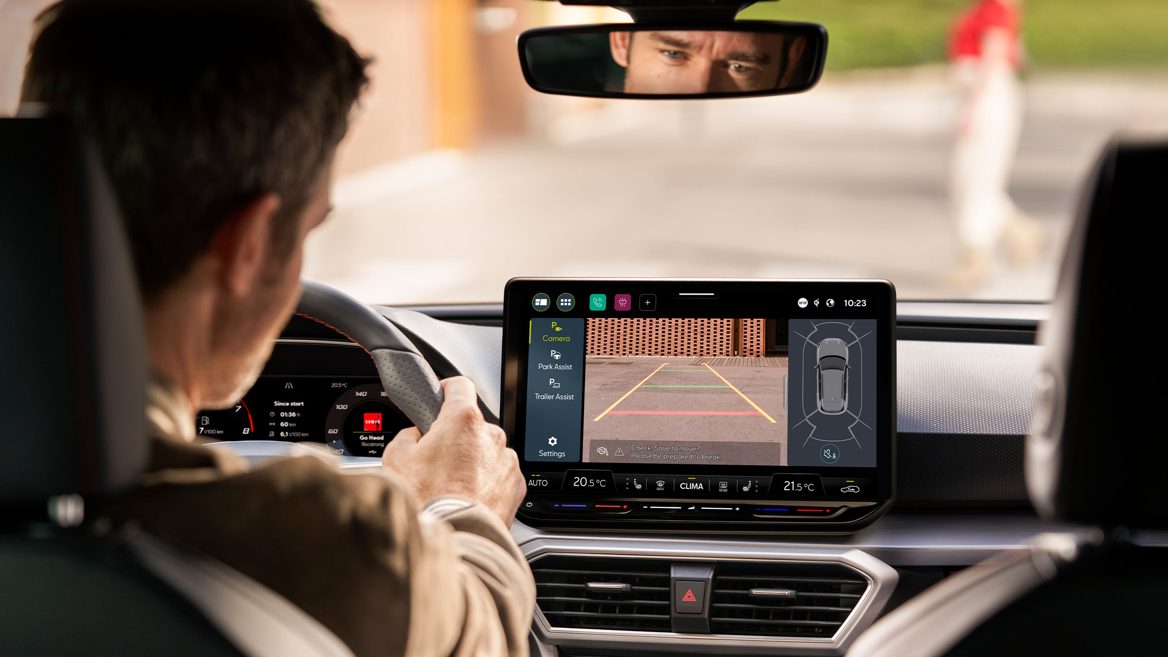 un uomo guida una seat leon e utilizza il sistema di navigazione