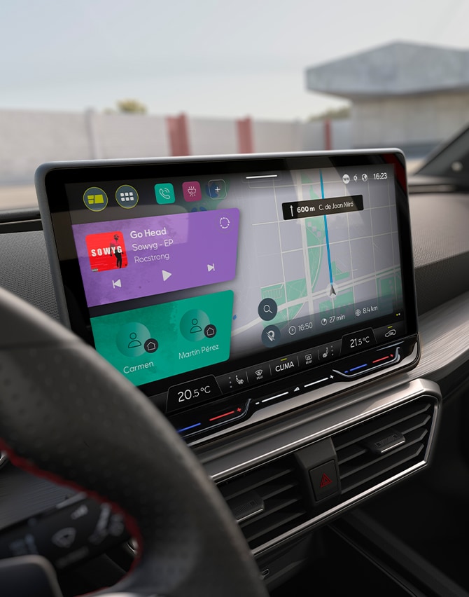 vista interna del volante e del cruscotto della seat leon
