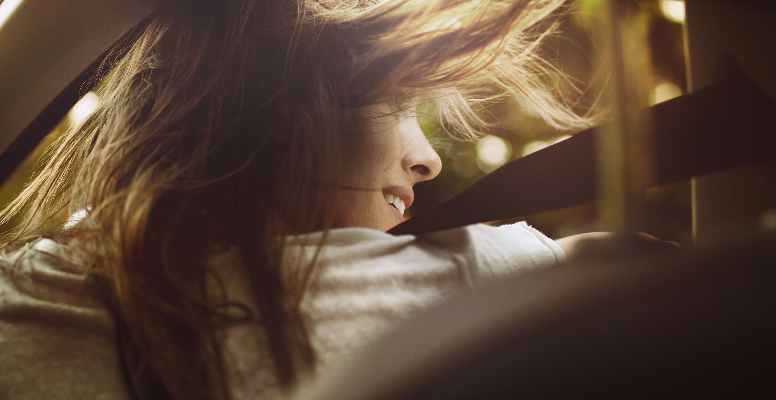 SEAT neuer Service – Frau steigt mit wehenden Haaren aus einem Auto aus