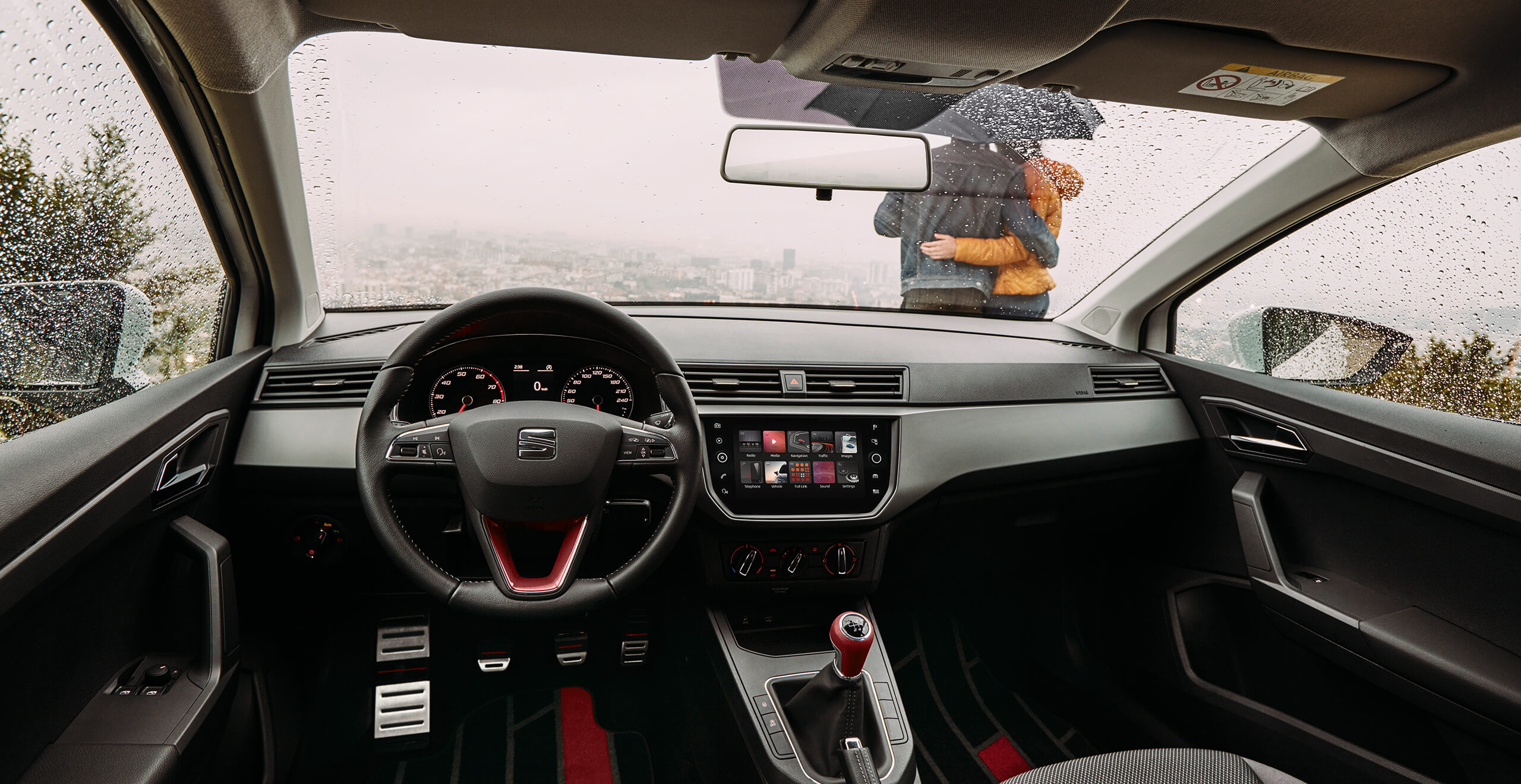 SEAT servizi e manutenzione auto nuove – vista interna del sedile anteriore guidatore e passeggero di una SEAT