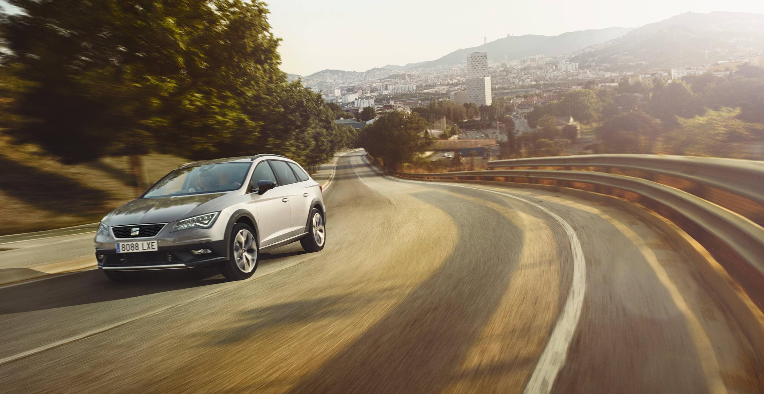 SEAT servizi auto nuove e manutenzione – Vista di un’auto in campagna a tutta velocità in una strada deserta