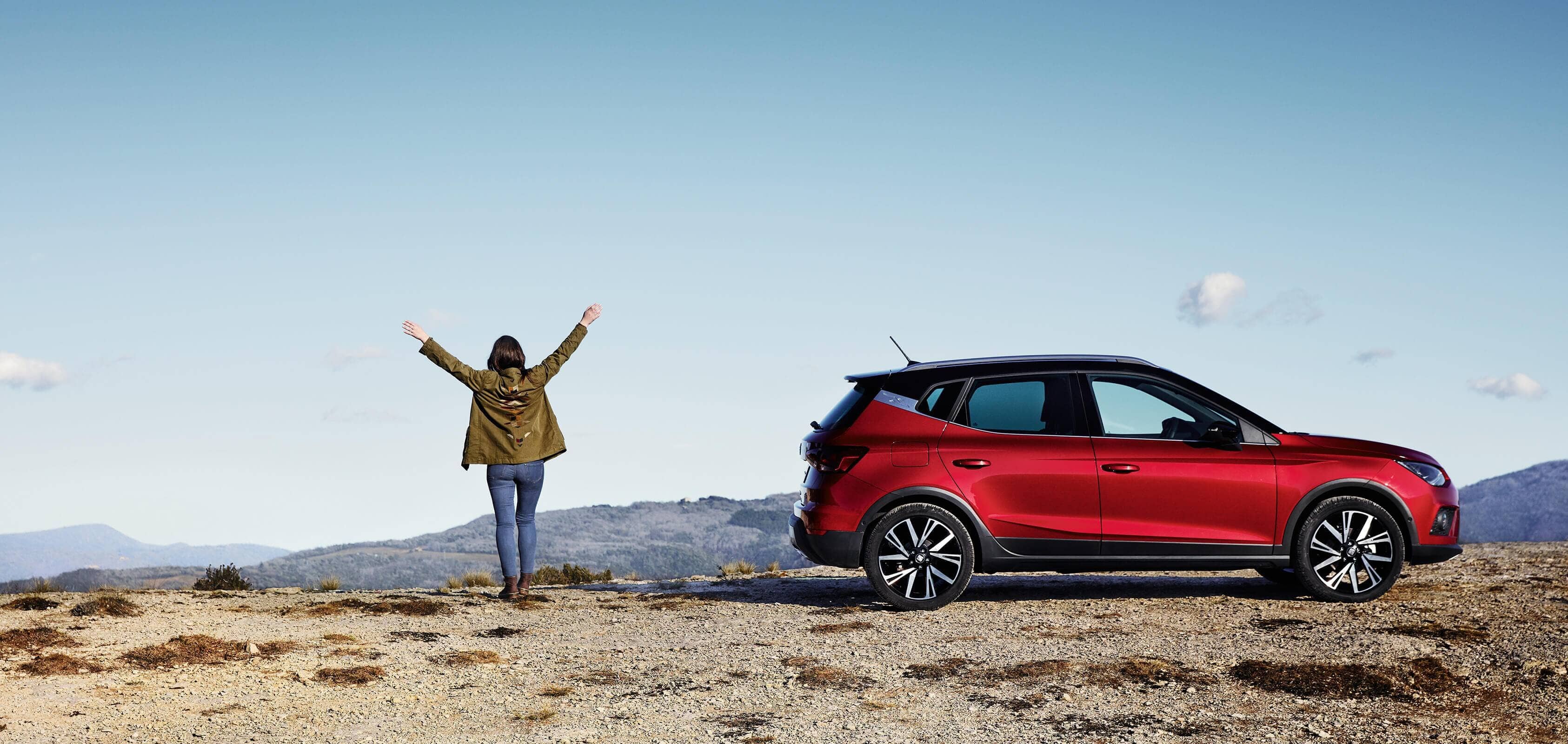 SEAT neuer Service und Wartung – Seitenansicht eines SEAT Arona Crossover SUV in der Wüste