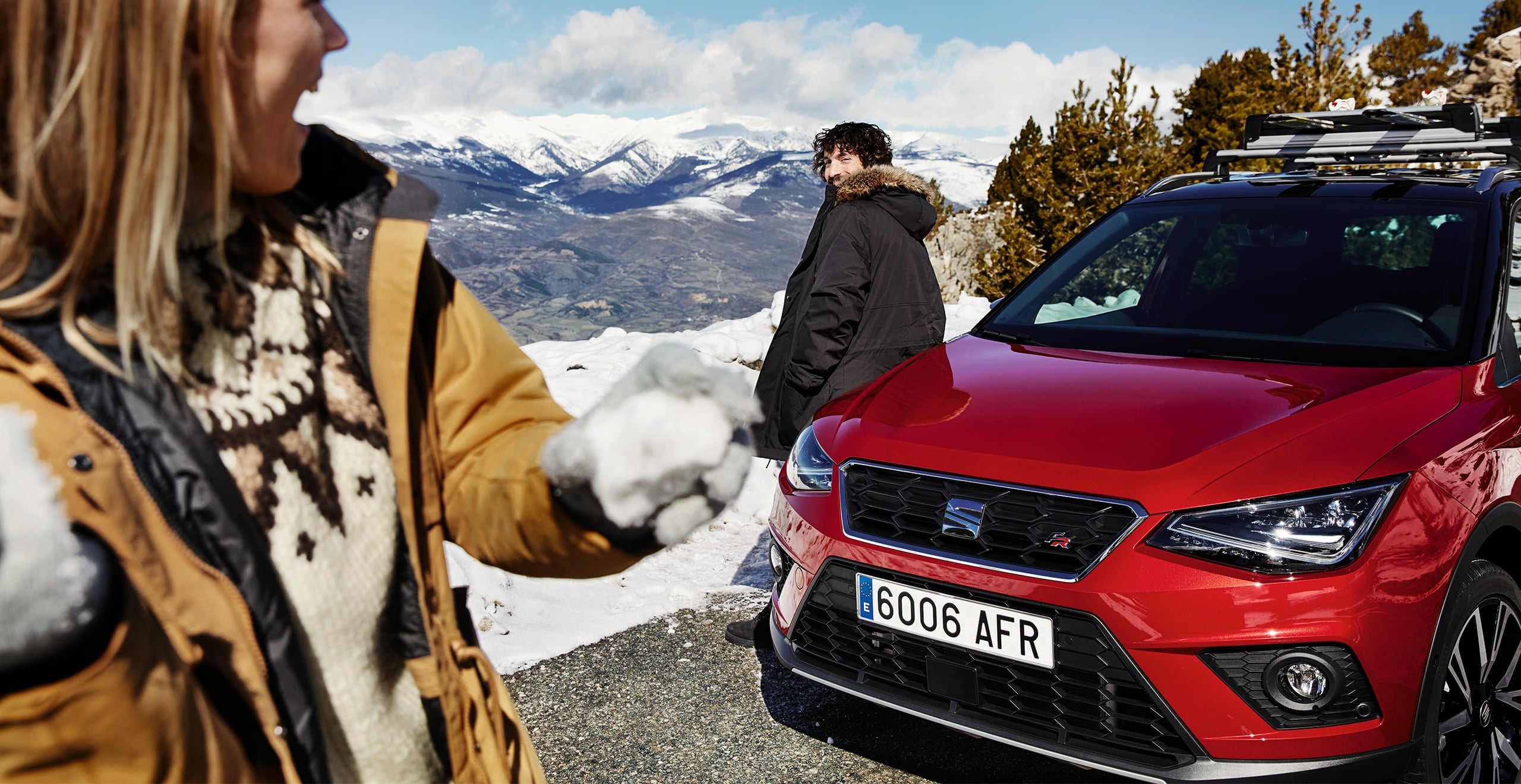 SEAT neuer Service und Wartung – Garantieverlängerung  – Paar liegt in den Bergen und, macht ein Selfie