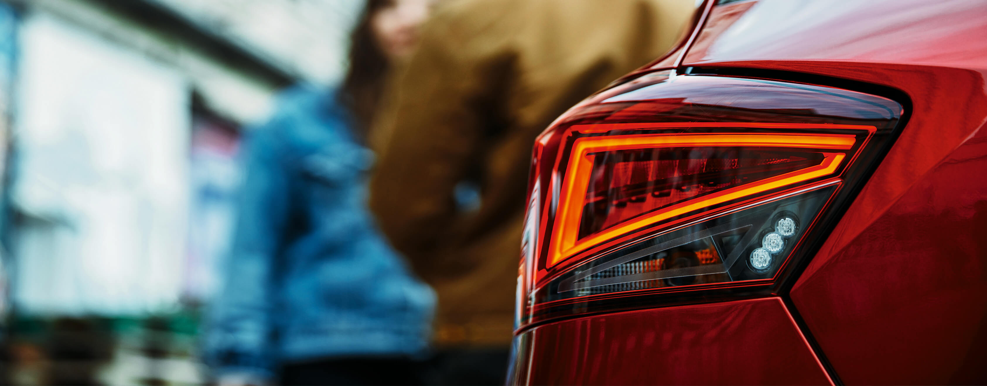 SEAT servizi auto nuove estensione garanzia manutenzione – vista posteriore luci posteriori con persone sullo sfondo fuori fuoco