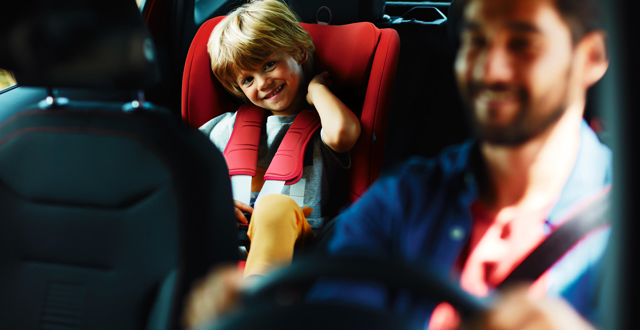 SEAT neuer Service und Wartung – Garantieverlängerung –Interieur-Ansicht - Kind im Kindersitz, Vater fährt