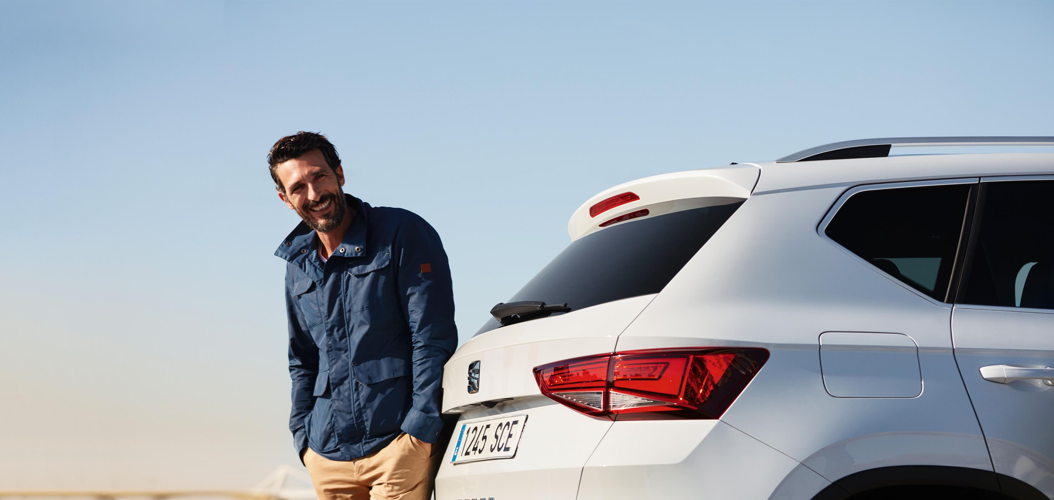 SEAT servizi e manutenzione auto nuove – Un uomo in piedi ammira il SUV SEAT Ateca