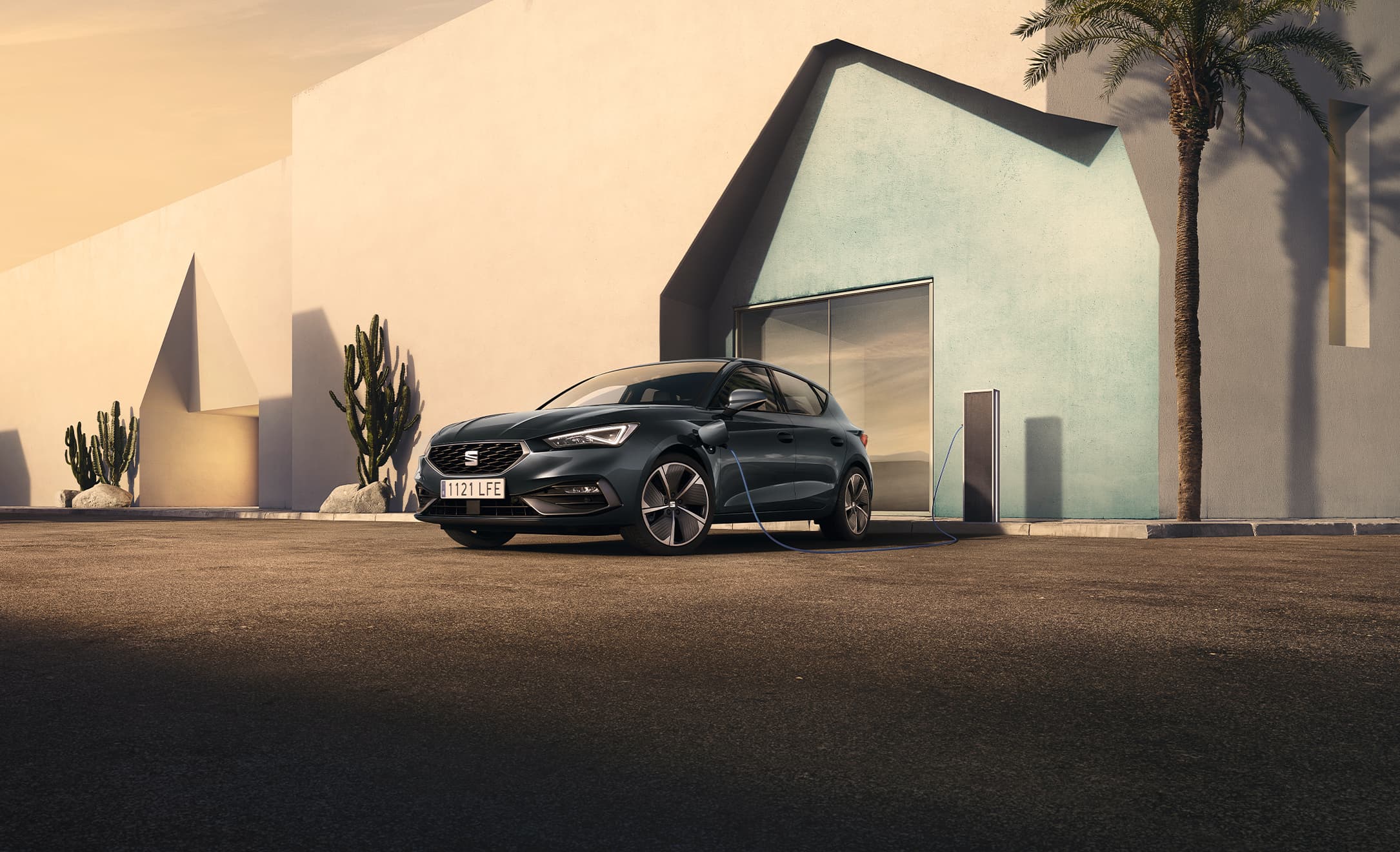 SEAT Tarraco e-HYBRID plug in to a SEAT charger