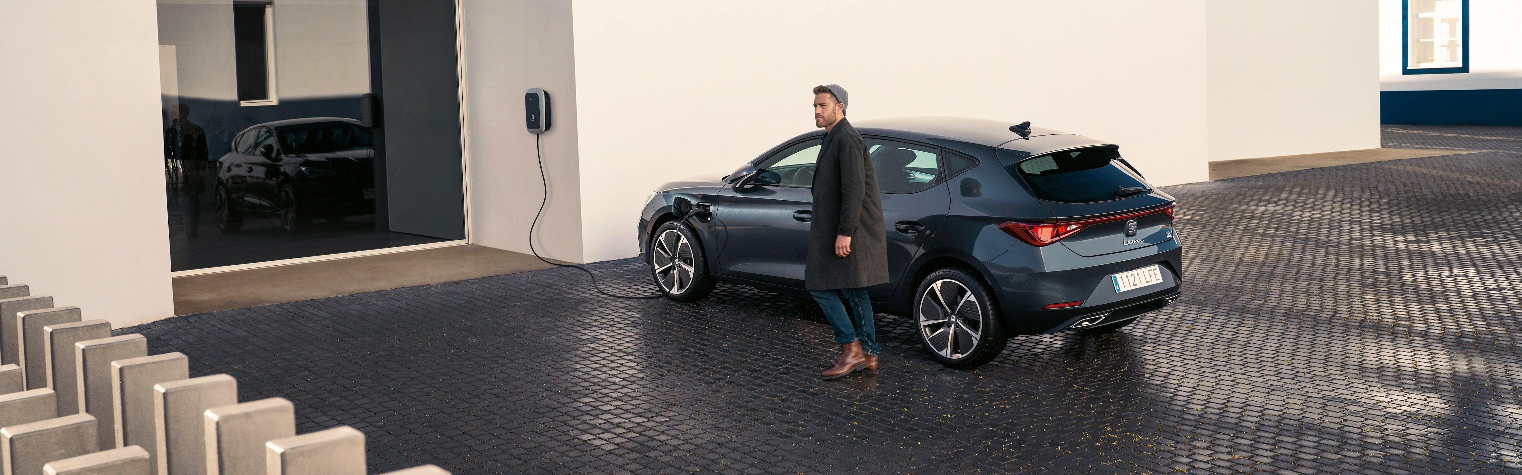 SEAT Leon Charging front view