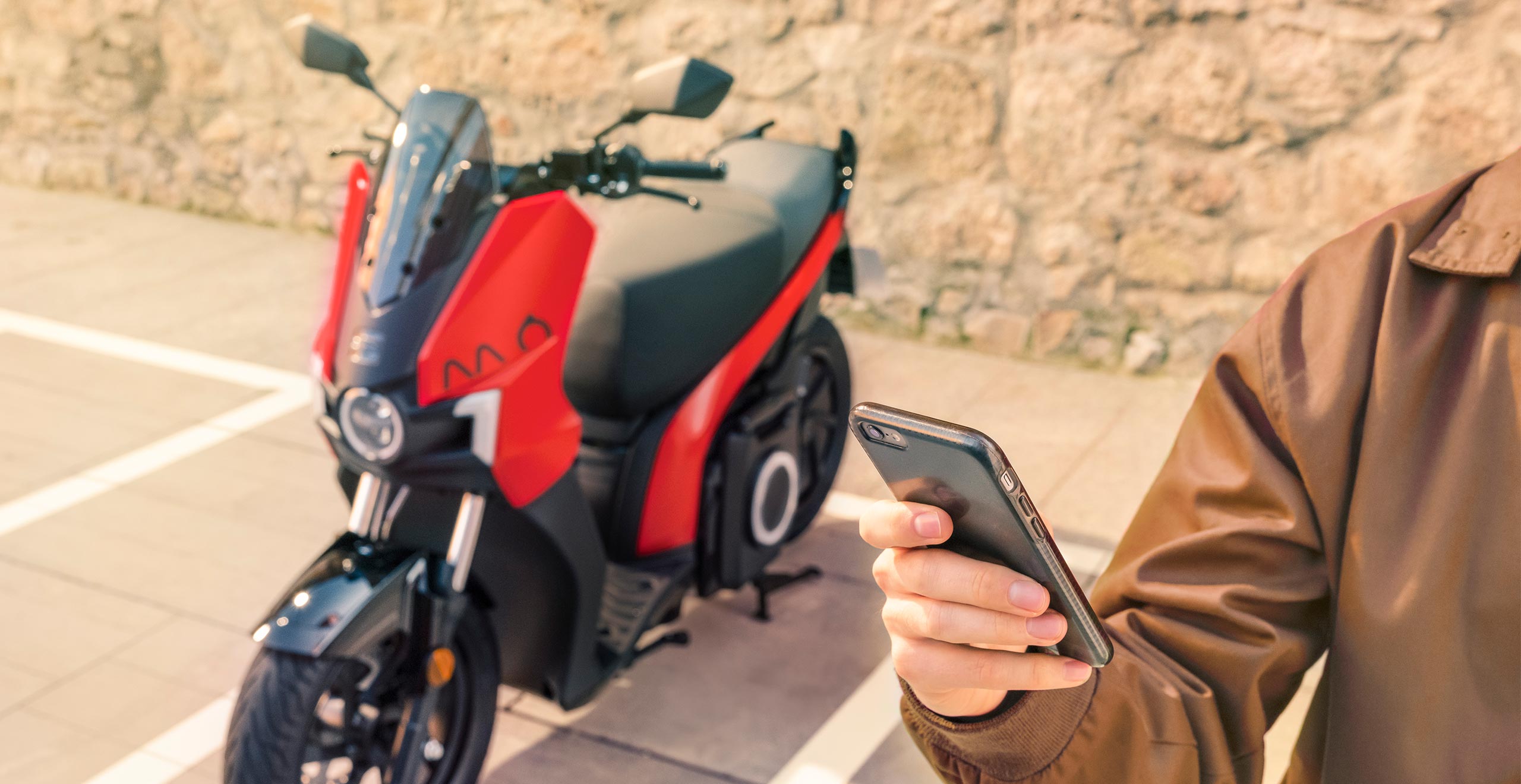 Vue avant de la moto électrique avec connectivité SEAT MÓ e-Scooter 125