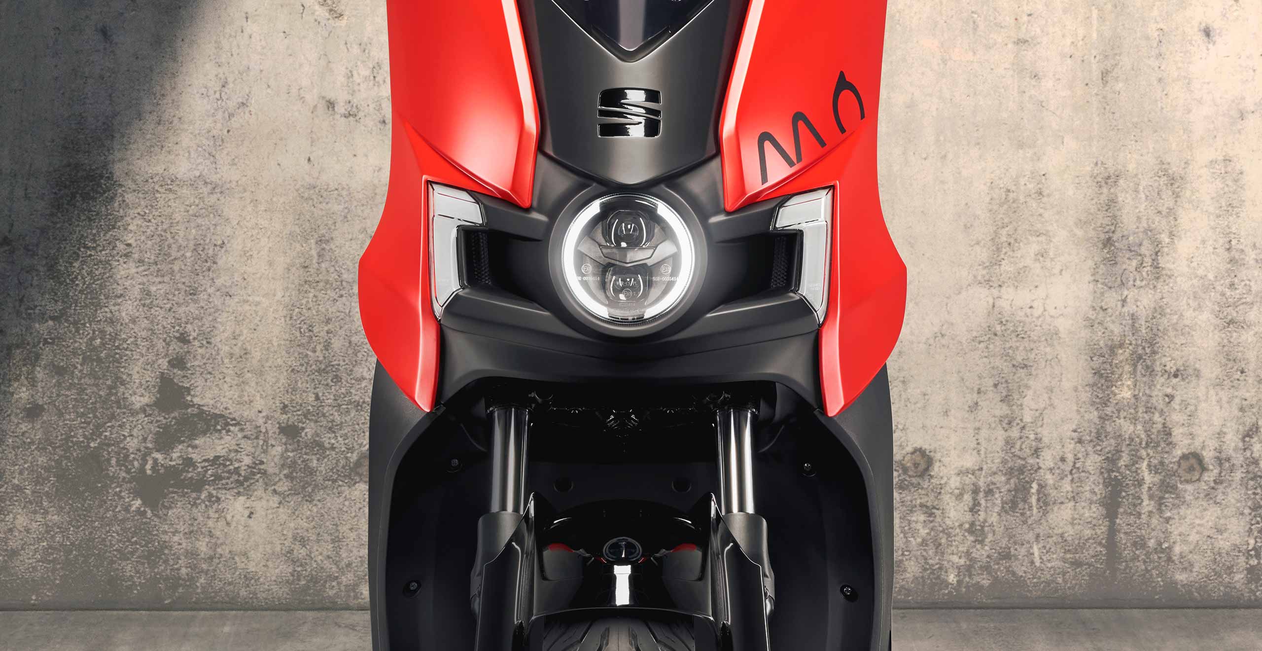 Motociclo elettrico SEAT MÓ eScooter 125 in allontanamento, autonomia