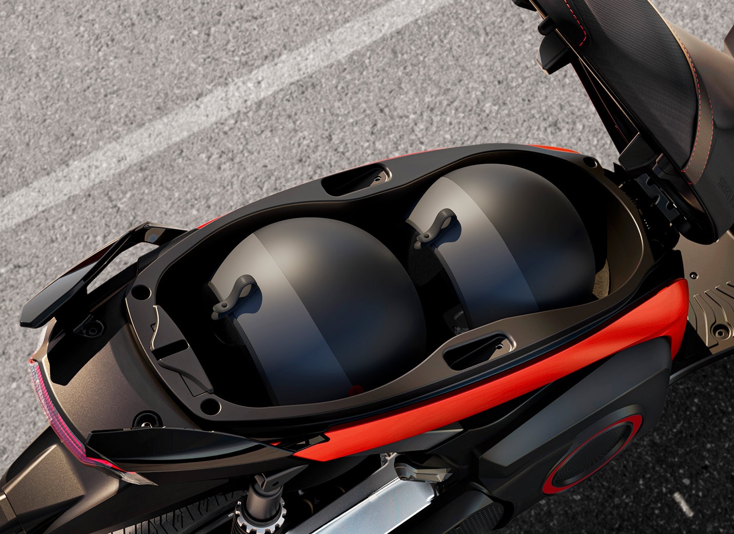 Vue de dessus de la moto électrique avec rangement deux casques SEAT MÓ e-Scooter 125